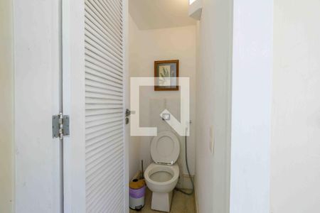 Casa de condomínio para alugar com 500m², 4 quartos e 3 vagas Casa de condomínio para alugar com 500m², 4 quartos e 3 vagasBanheiro do Quintal