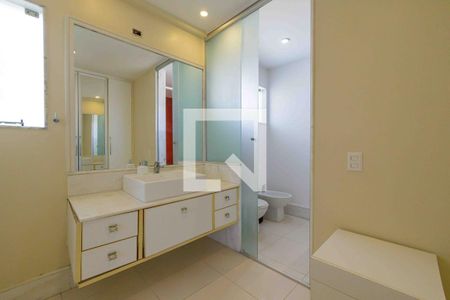 Casa de condomínio para alugar com 500m², 4 quartos e 3 vagas Casa de condomínio para alugar com 500m², 4 quartos e 3 vagasBanheiro da Suíte 2