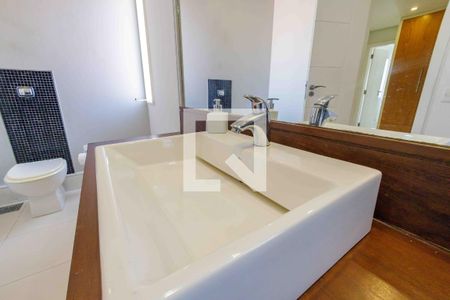 Casa de condomínio para alugar com 500m², 4 quartos e 3 vagas Casa de condomínio para alugar com 500m², 4 quartos e 3 vagasBanheiro 2 da Suíte 1