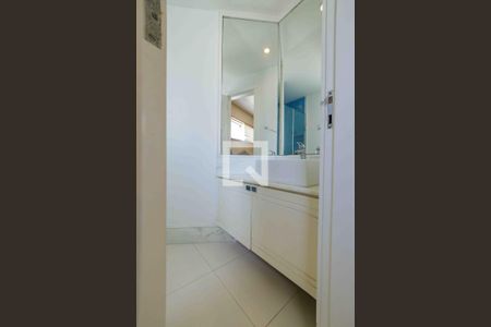 Casa de condomínio para alugar com 500m², 4 quartos e 3 vagas Casa de condomínio para alugar com 500m², 4 quartos e 3 vagasBanheiro da Suíte 4