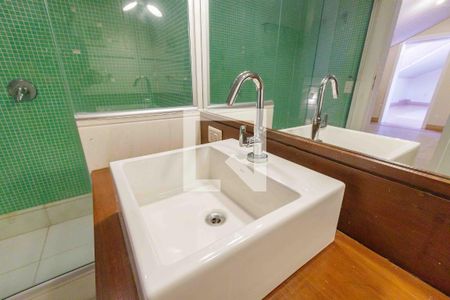 Casa de condomínio para alugar com 500m², 4 quartos e 3 vagas Casa de condomínio para alugar com 500m², 4 quartos e 3 vagasBanheiro do Sótão