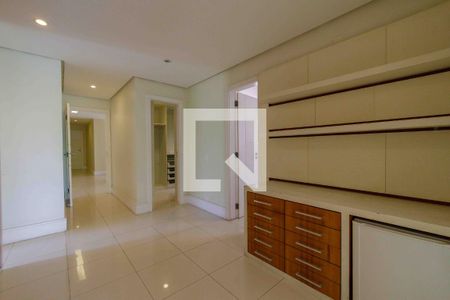 Casa de condomínio para alugar com 500m², 4 quartos e 3 vagas Casa de condomínio para alugar com 500m², 4 quartos e 3 vagasCloset da Suíte 1