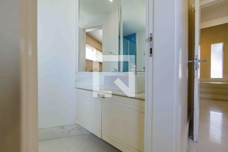 Casa de condomínio para alugar com 500m², 4 quartos e 3 vagas Casa de condomínio para alugar com 500m², 4 quartos e 3 vagasBanheiro da Suíte 4