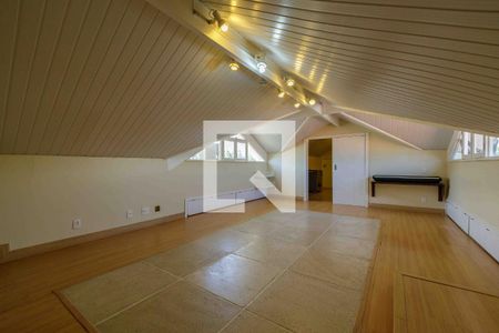 Casa de condomínio para alugar com 500m², 4 quartos e 3 vagas Casa de condomínio para alugar com 500m², 4 quartos e 3 vagasSótão