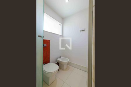 Casa de condomínio para alugar com 500m², 4 quartos e 3 vagas Casa de condomínio para alugar com 500m², 4 quartos e 3 vagasBanheiro da Suíte 2