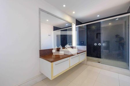 Casa de condomínio para alugar com 500m², 4 quartos e 3 vagas Casa de condomínio para alugar com 500m², 4 quartos e 3 vagasBanheiro 2 da Suíte 1