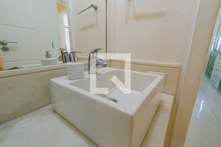 Casa de condomínio para alugar com 500m², 4 quartos e 3 vagas Casa de condomínio para alugar com 500m², 4 quartos e 3 vagasBanheiro da Suíte 3