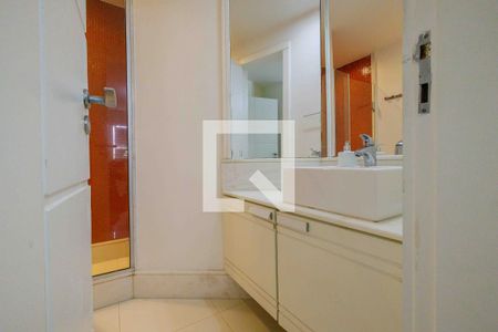 Casa de condomínio para alugar com 500m², 4 quartos e 3 vagas Casa de condomínio para alugar com 500m², 4 quartos e 3 vagasBanheiro da Suíte 3