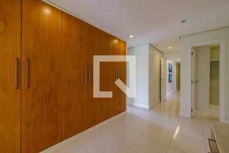 Casa de condomínio para alugar com 500m², 4 quartos e 3 vagas Casa de condomínio para alugar com 500m², 4 quartos e 3 vagasCloset da Suíte 1