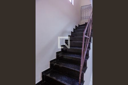 Casa à venda com 180m², 3 quartos e 3 vagasEscada