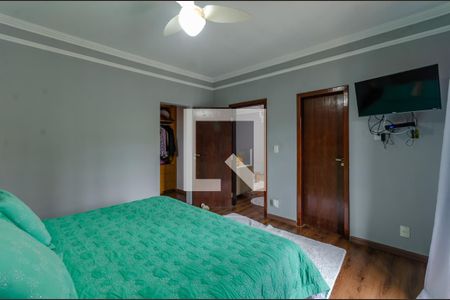 Casa à venda com 355m², 4 quartos e 4 vagasSuíte