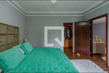 Casa à venda com 355m², 4 quartos e 4 vagasSuíte