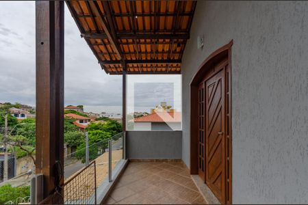 Casa à venda com 355m², 4 quartos e 4 vagasSuíte - Varanda