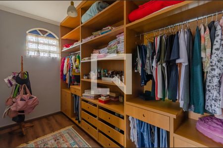 Casa à venda com 355m², 4 quartos e 4 vagasSuíte - Closet