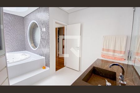 Casa à venda com 560m², 6 quartos e 25 vagasBanheiro da Suíte 1