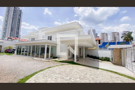 Casa à venda com 560m², 6 quartos e 25 vagasQuintal - Garagem