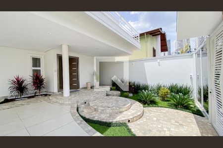 Casa à venda com 560m², 6 quartos e 25 vagasQuintal - Garagem
