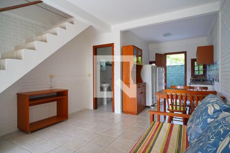 Sala de casa de condomínio para alugar com 2 quartos, 80m² em Barra da Lagoa, Florianópolis