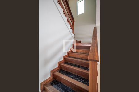 Casa à venda com 232m², 4 quartos e 4 vagasEscada