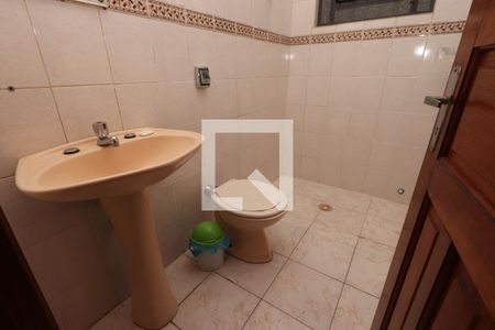 Casa para alugar com 240m², 3 quartos e 2 vagasBanheiro térreo