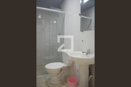 Banheiro de kitnet/studio para alugar com 1 quarto, 25m² em Boa Vista, Curitiba