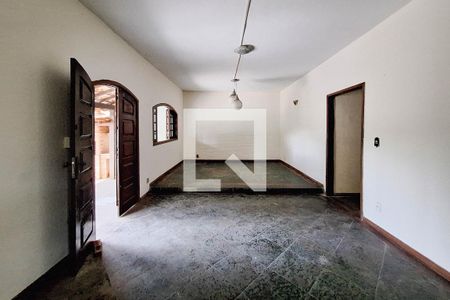Sala de casa à venda com 6 quartos, 200m² em Piratininga, Niterói