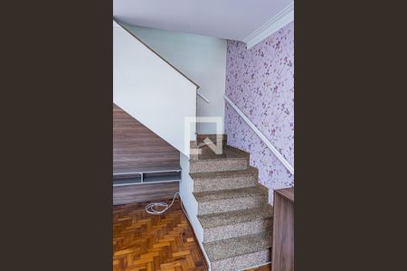 Escada de casa para alugar com 2 quartos, 174m² em Jardim Santo Elias, São Paulo