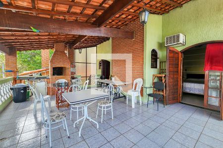 Casa à venda com 220m², 3 quartos e 2 vagasVaranda