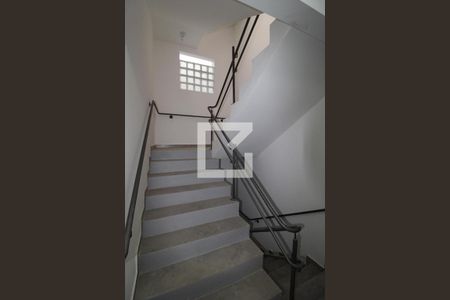 Escada de apartamento para alugar com 1 quarto, 25m² em Jardim Miriam, São Paulo