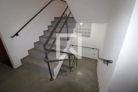 Escada de apartamento para alugar com 1 quarto, 25m² em Jardim Miriam, São Paulo