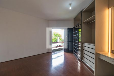 Casa de condomínio à venda com 360m², 4 quartos e 6 vagas Casa de condomínio à venda com 360m², 4 quartos e 6 vagasSuíte 2