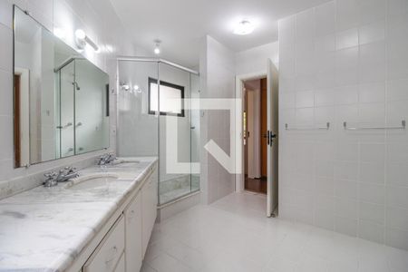 Casa de condomínio à venda com 360m², 4 quartos e 6 vagas Casa de condomínio à venda com 360m², 4 quartos e 6 vagasBanheiro da Suíte 2