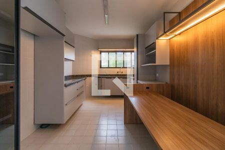 Casa de condomínio à venda com 360m², 4 quartos e 6 vagas Casa de condomínio à venda com 360m², 4 quartos e 6 vagasCozinha
