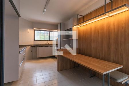Casa de condomínio à venda com 360m², 4 quartos e 6 vagas Casa de condomínio à venda com 360m², 4 quartos e 6 vagasCozinha