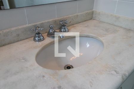 Casa de condomínio à venda com 360m², 4 quartos e 6 vagas Casa de condomínio à venda com 360m², 4 quartos e 6 vagasBanheiro Social