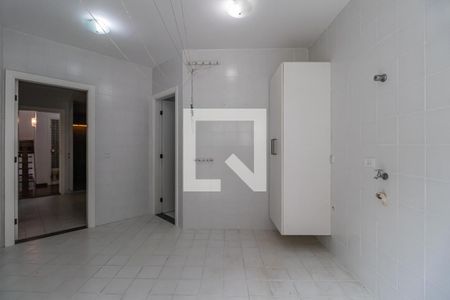 Casa de condomínio à venda com 360m², 4 quartos e 6 vagas Casa de condomínio à venda com 360m², 4 quartos e 6 vagasÁrea de Serviço