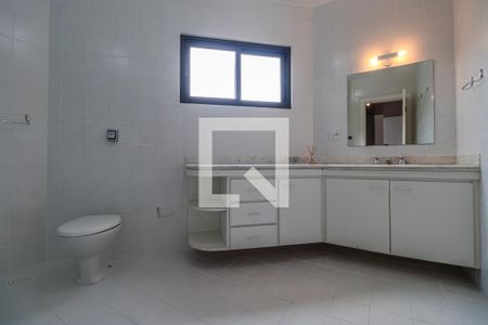 Casa de condomínio à venda com 360m², 4 quartos e 6 vagas Casa de condomínio à venda com 360m², 4 quartos e 6 vagasBanheiro Social