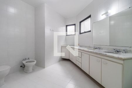 Casa de condomínio à venda com 360m², 4 quartos e 6 vagas Casa de condomínio à venda com 360m², 4 quartos e 6 vagasBanheiro da Suíte 2