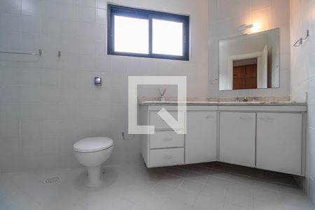 Casa de condomínio à venda com 360m², 4 quartos e 6 vagas Casa de condomínio à venda com 360m², 4 quartos e 6 vagasBanheiro da Suíte 1