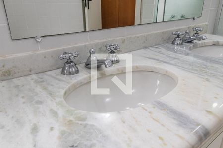 Casa de condomínio à venda com 360m², 4 quartos e 6 vagas Casa de condomínio à venda com 360m², 4 quartos e 6 vagasBanheiro da Suíte 2