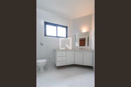 Casa de condomínio à venda com 360m², 4 quartos e 6 vagas Casa de condomínio à venda com 360m², 4 quartos e 6 vagasBanheiro da Suíte 1
