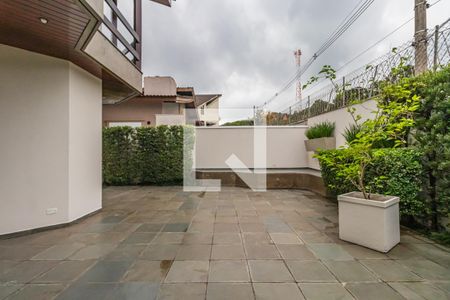Casa de condomínio à venda com 360m², 4 quartos e 6 vagas Casa de condomínio à venda com 360m², 4 quartos e 6 vagasÁrea Externa