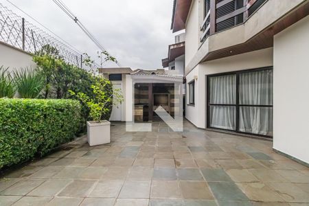 Casa de condomínio à venda com 360m², 4 quartos e 6 vagas Casa de condomínio à venda com 360m², 4 quartos e 6 vagasÁrea Externa