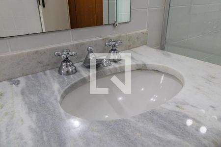 Casa de condomínio à venda com 360m², 4 quartos e 6 vagas Casa de condomínio à venda com 360m², 4 quartos e 6 vagasBanheiro da Suíte 2