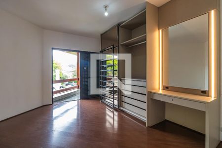 Casa de condomínio à venda com 360m², 4 quartos e 6 vagas Casa de condomínio à venda com 360m², 4 quartos e 6 vagasSuíte 2