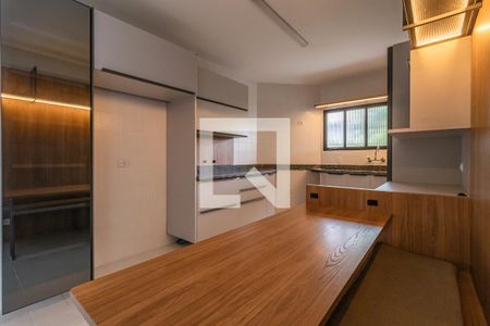 Casa de condomínio à venda com 360m², 4 quartos e 6 vagas Casa de condomínio à venda com 360m², 4 quartos e 6 vagasCozinha