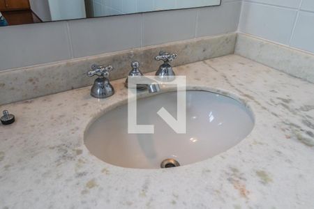 Casa de condomínio à venda com 360m², 4 quartos e 6 vagas Casa de condomínio à venda com 360m², 4 quartos e 6 vagasBanheiro da Suíte 1