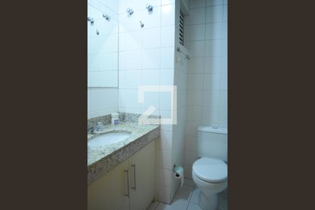 Banheiro de apartamento para alugar com 1 quarto, 27m² em Centro, Curitiba