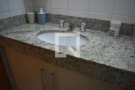 Banheiro de apartamento para alugar com 1 quarto, 27m² em Centro, Curitiba