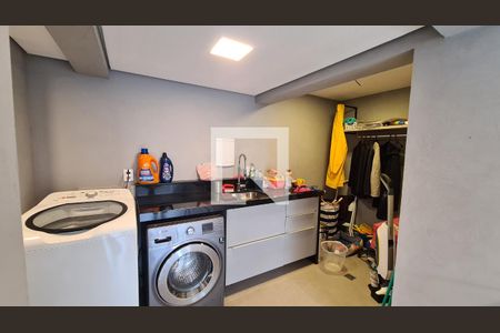 Casa de condomínio à venda com 460m², 4 quartos e 5 vagas Casa de condomínio à venda com 460m², 4 quartos e 5 vagasLavanderia